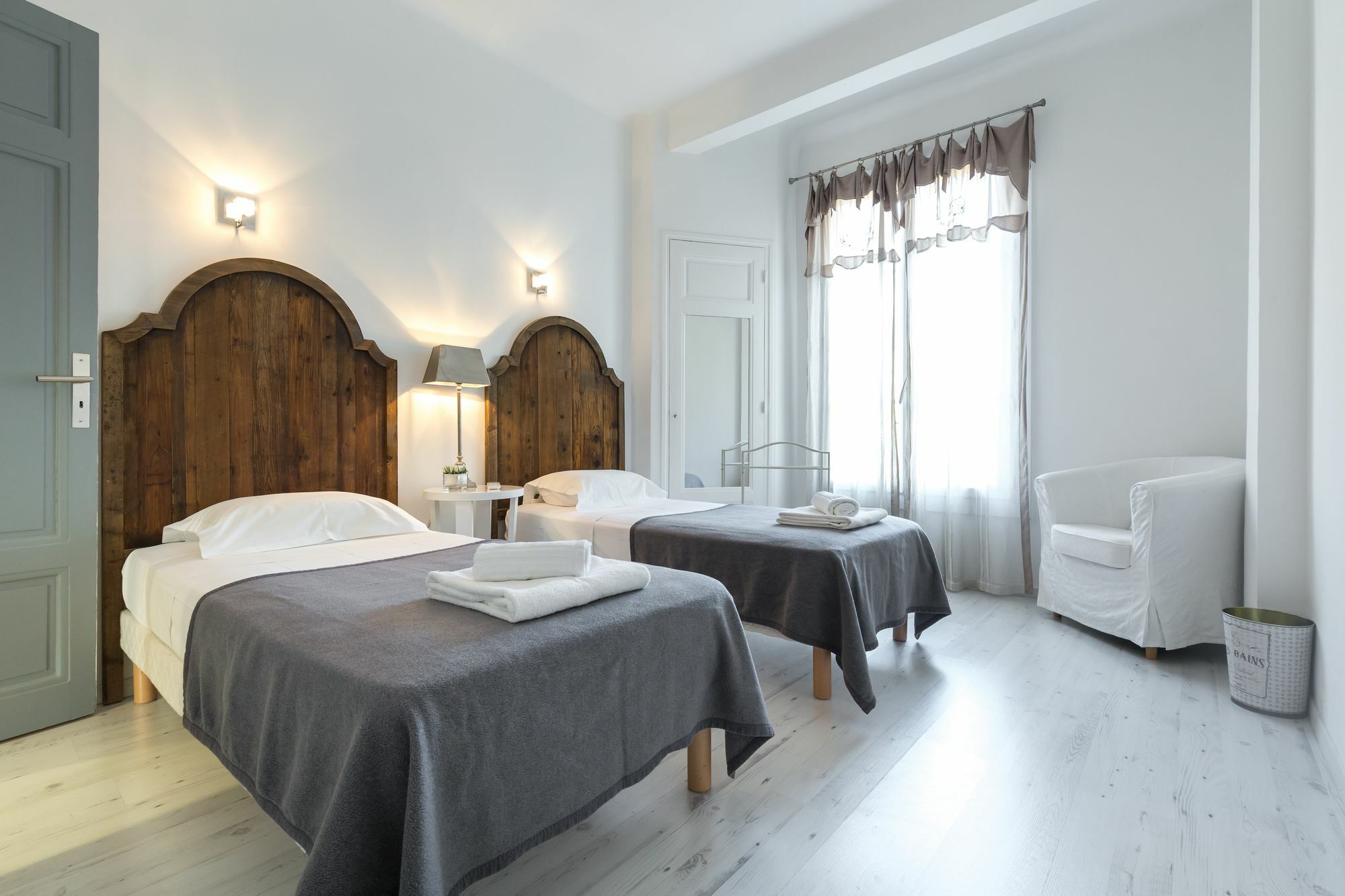 Centrally Located Modern 2 Bed Apartment In Cannes With Aircon And High Ceilings And Modern Design 696 Eksteriør bilde
